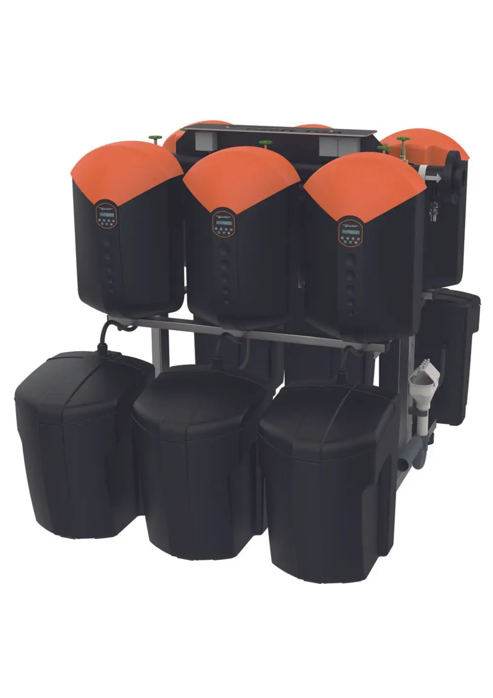 Mehrere schwarze Tanks mit einem orangenen Deckel, verbunden durch Rohre, stehen auf einem Gestell. Judo Logo sichtbar. Gerät zur Wasseraufbereitung oder -enthärtung.